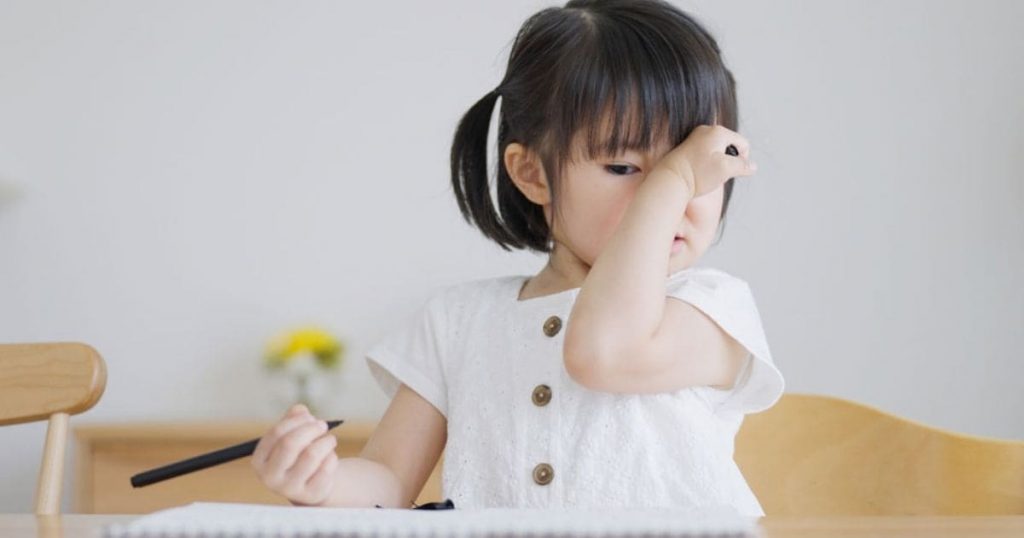 Hay đau, nhức mắt có thể là biểu hiện của trẻ bị loạn thị