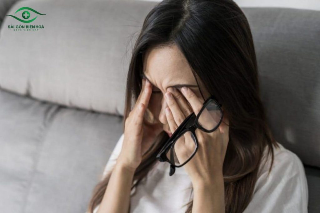 Hay dụi mắt cũng là một trong những biểu hiện rõ của cận thị nhẹ