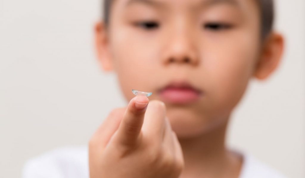 Kính Ortho-K giúp làm chậm tiến triển cận thị ở trẻ em