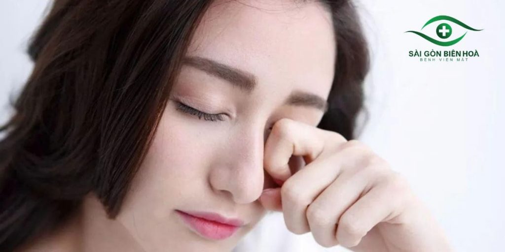 Mắt lác trong dễ bị nhức mỏi khi tập trung nhìn lâu
