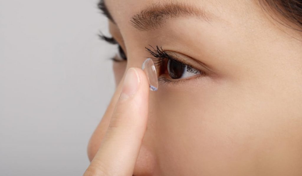 Nên rửa sạch tay trước khi đeo kính