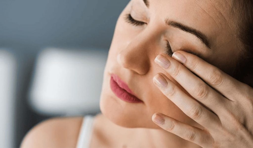 Nghỉ ngơi, bổ sung dinh dưỡng, giữ ẩm mắt để giảm giật mí trái