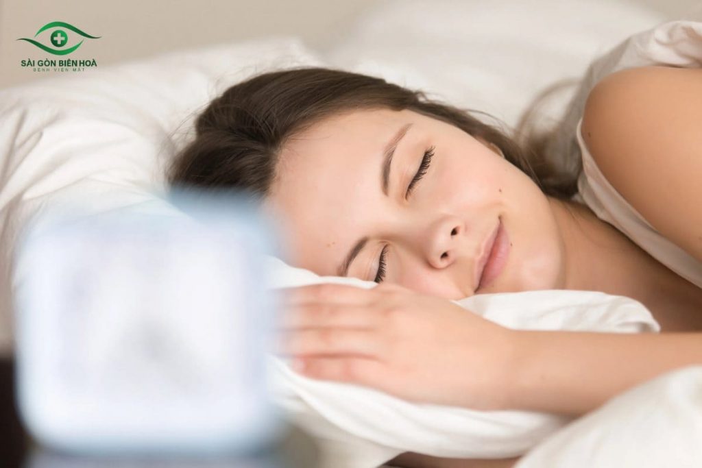 Ngủ đủ giấc giúp bạn tái tạo và phục hồi các tế bào mắt tốt hơn