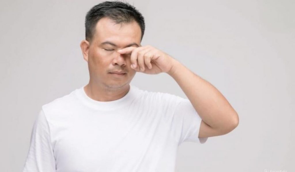 Ngủ đủ, giảm stress, hạn chế cà phê, giữ ẩm mắt. Nếu nháy mắt kéo dài, hãy đi khám