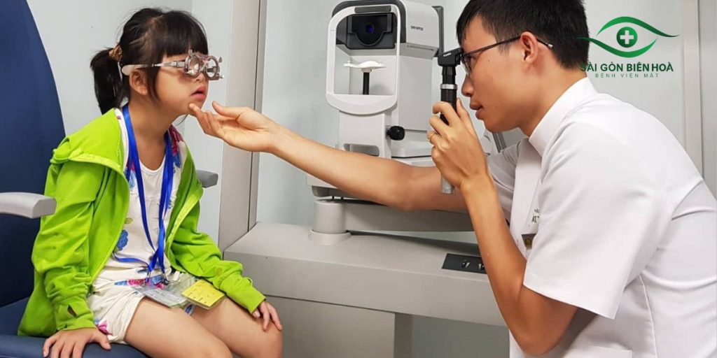 Người bệnh cần chỉnh kính ở cơ sở y tế chuyên khoa