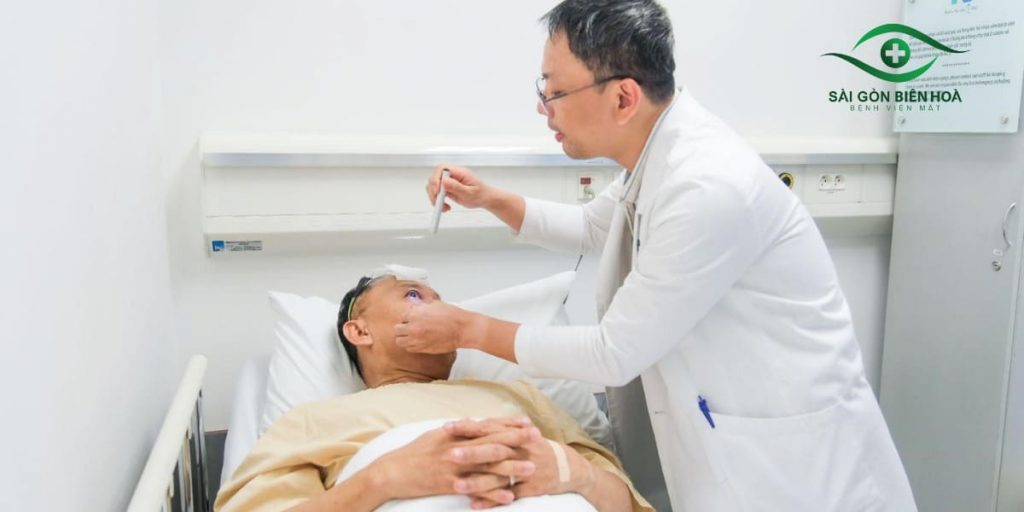 Người bệnh được kiểm tra đánh giá sau khi mổ cườm mắt