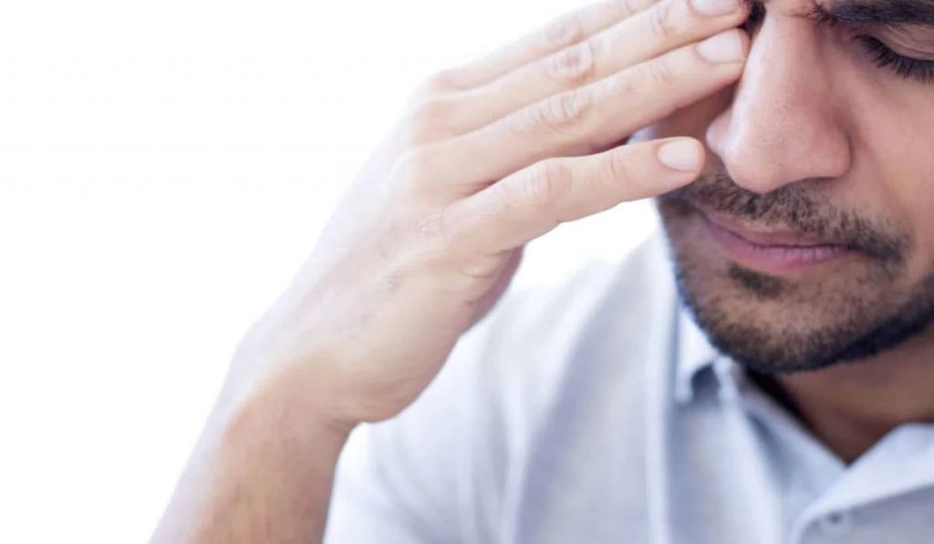 Nháy mắt phải nam theo giờ được dân gian xem là điềm báo tốt hoặc xấu tùy khung giờ