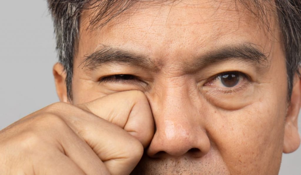 Nháy mắt phải nam thường do mệt mỏi, stress; kéo dài kèm đau mờ nên đi khám