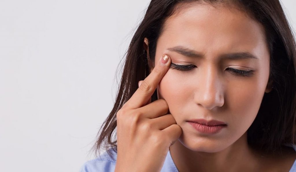Nháy mắt phải nữ theo giờ có thể cảnh báo mỏi mắt, căng thẳng hoặc rối loạn thần kinh