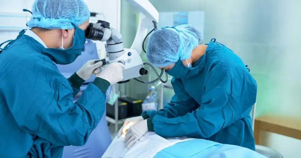 Phẫu thuật cắt dịch kính là phương pháp điều trị cho các ca bong võng mạc kèm theo xuất huyết dịch kính