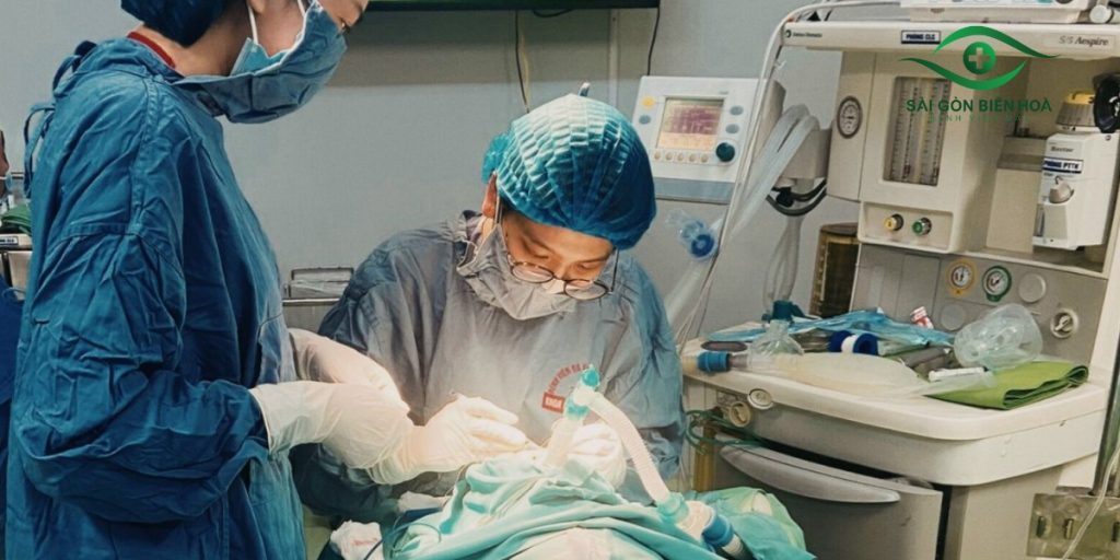 Phẫu thuật mắt lác can thiệp trực tiếp vào cấu trúc cơ vận nhãn