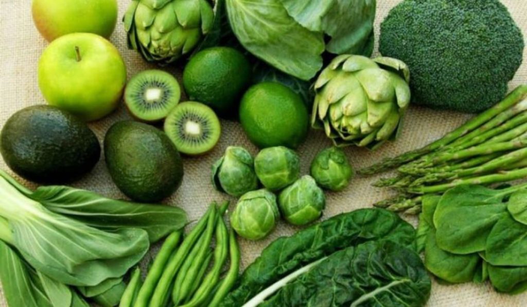 Rau xanh đậm giàu vitamin A, tốt cho mắt khi bị đau mắt đỏ