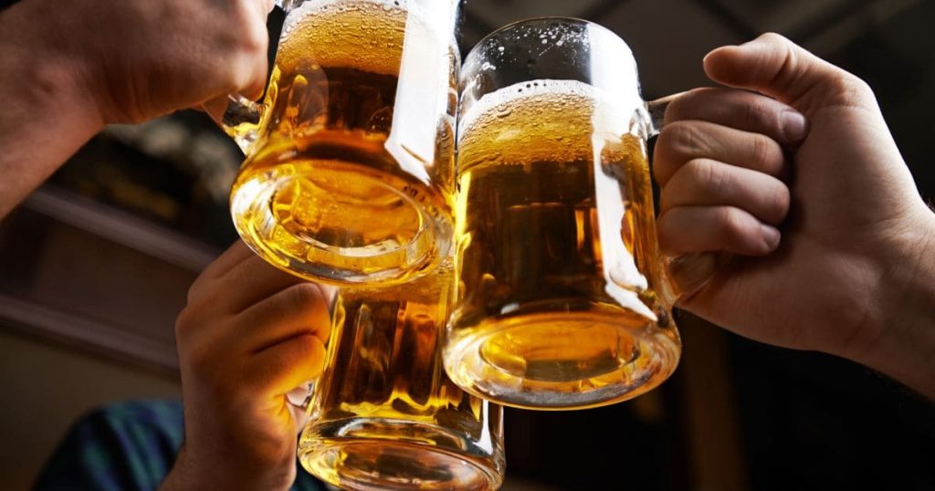 Rượu bia nhiều gây hại gan khiến quá trình hồi phục hậu phẫu thuật trở nên chậm hơn