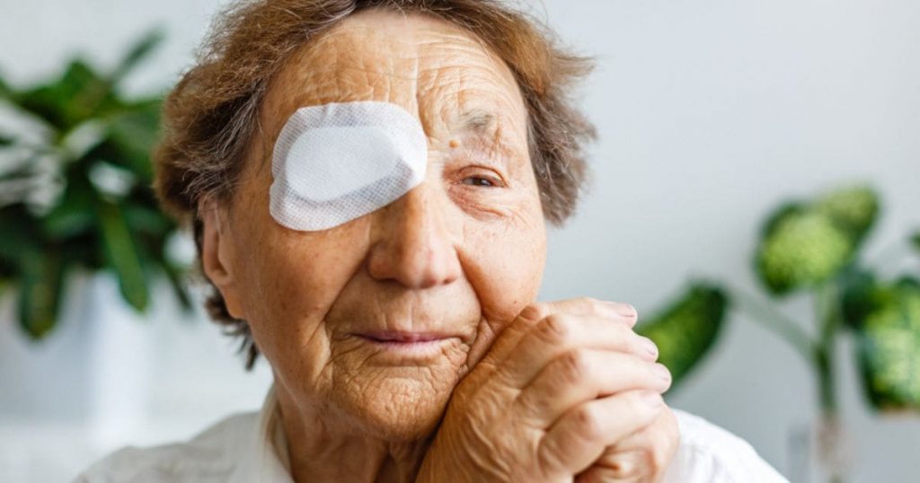 Sau khi phẫu thuật, người bệnh có thể lấy lại thị lực nhanh chóng