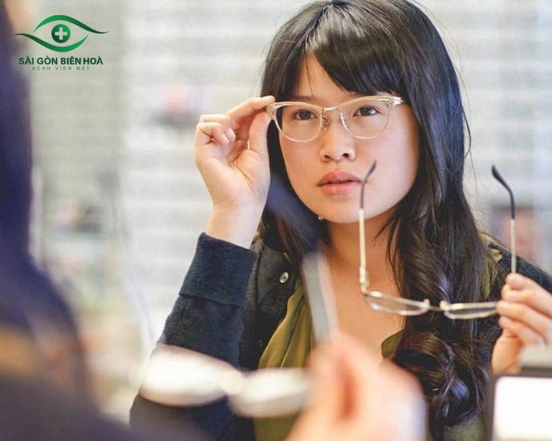 Sử dụng kính bảo hộ mắt để tránh tia UV khi ra ngoài