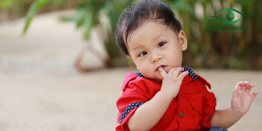 Trẻ thường phải nghiêng đầu để nhìn rõ vật