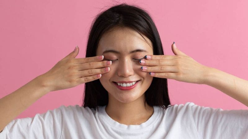 Bài tập yoga hỗ trợ mắt bớt nhức mỏi hơn