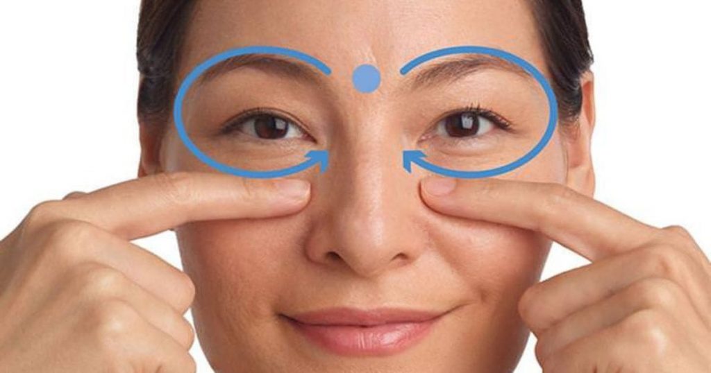 Bấm huyệt có tác dụng giảm nhẹ cảm giác mỏi mắt do điều tiết ở người có tật khúc xạ