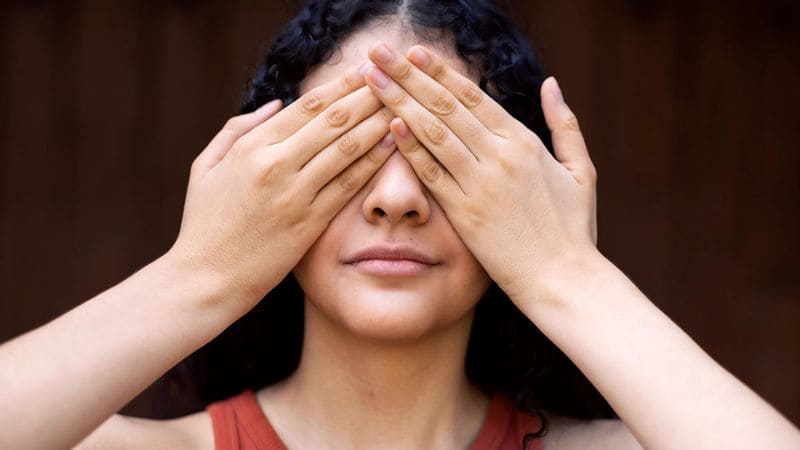 Bạn có thể ngồi trong bóng tối và tập di chuyển mắt