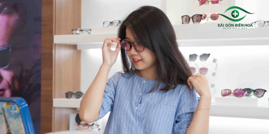 Bạn nên chọn gọng kính có hình dáng và kích thước phù hợp với khuôn mặt