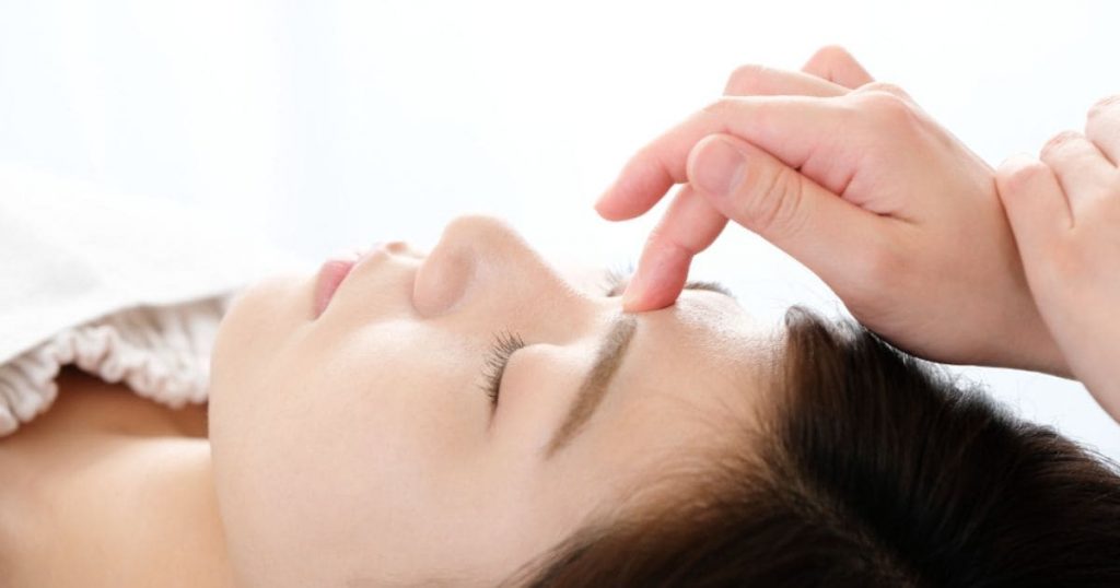 Bạn nên đến Bệnh viện uy tín để được kỹ thuật viên chuyên nghiệp hỗ trợ bấm huyệt