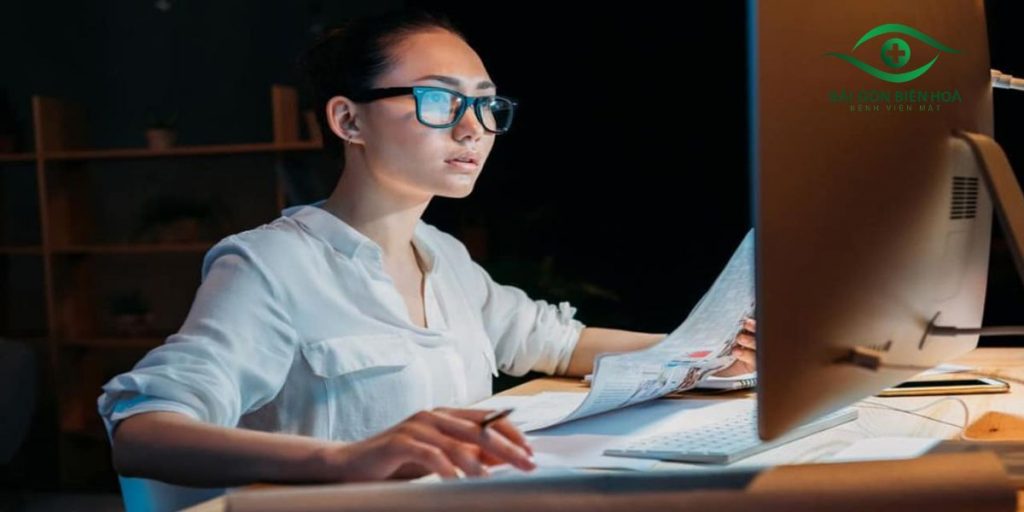 Bạn nên đeo kính khi làm việc cường độ cao với thiết bị điện tử
