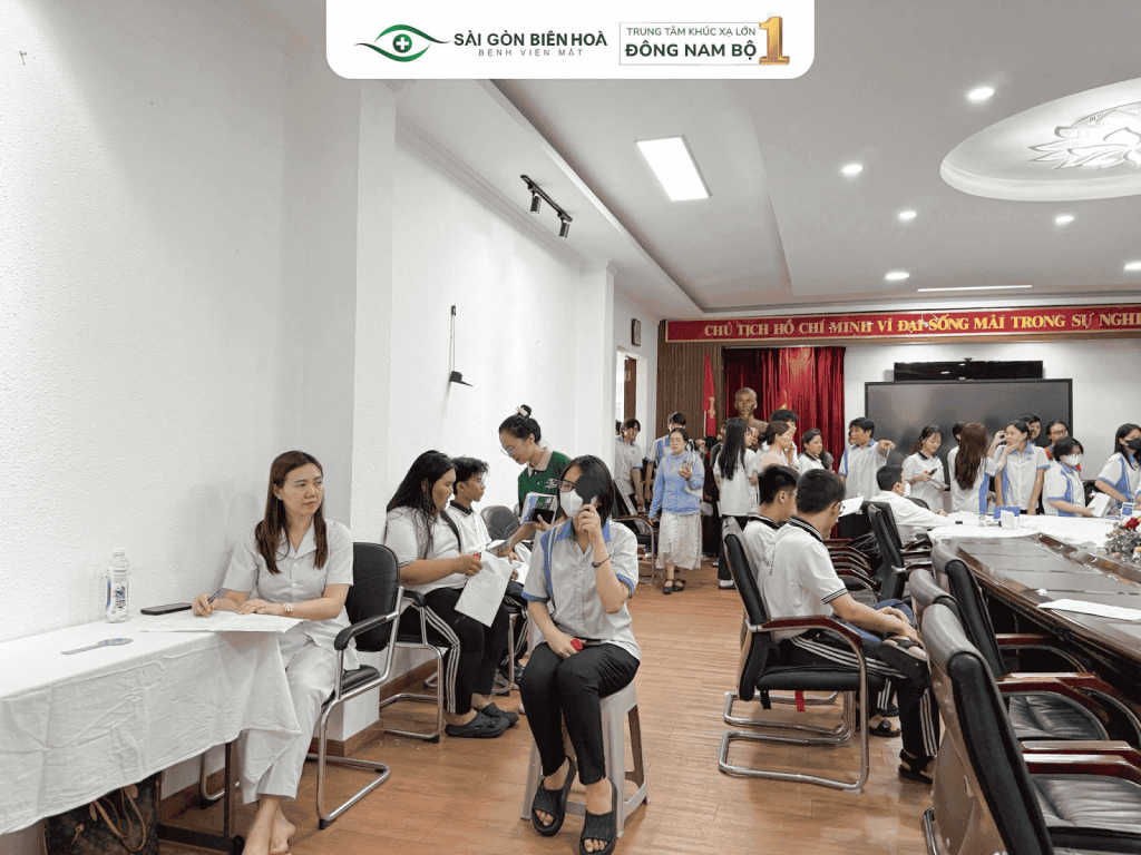 Bệnh viện Mắt Sài Gòn Biên Hòa triển khai chương trình khám mắt miễn phí tại Trường Cao đẳng Trang trí Mỹ thuật Đồng Nai