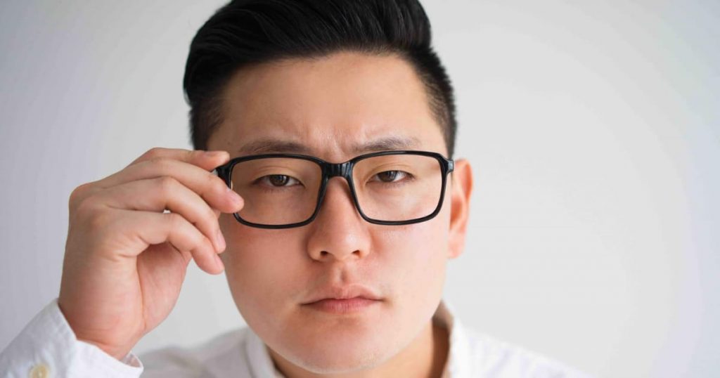 Bị cận mắt nhỏ lại là do quang học và thói quen sinh hoạt, chứ không phải mắt bị nhỏ đi