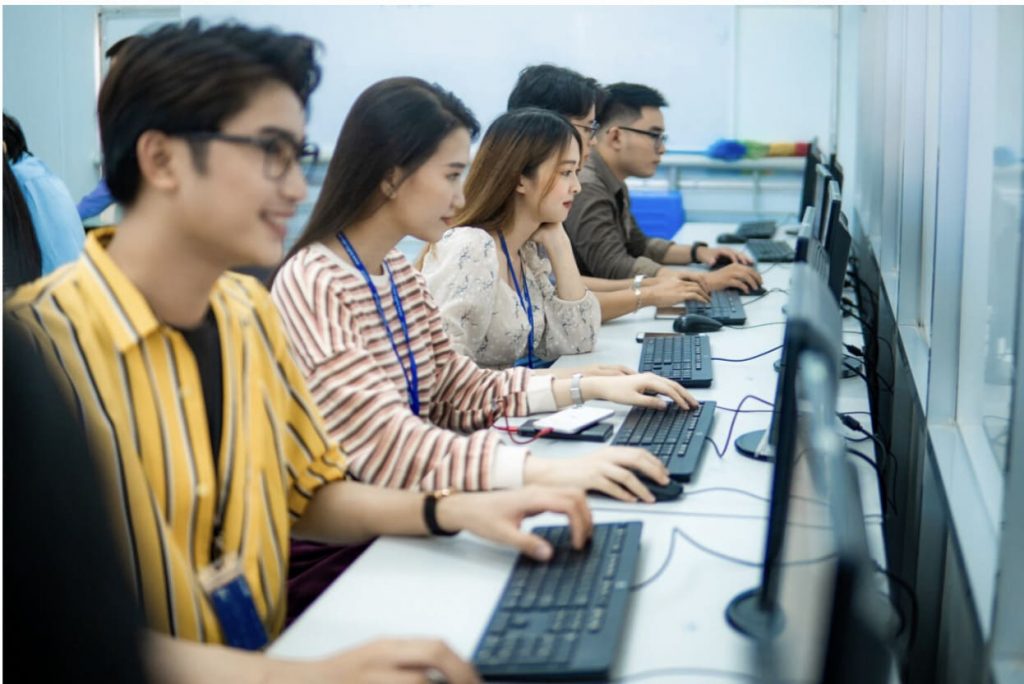 Các ngành liên quan đến CNTT đều chủ yếu làm việc với màn hình máy tính ở khoảng cách gần