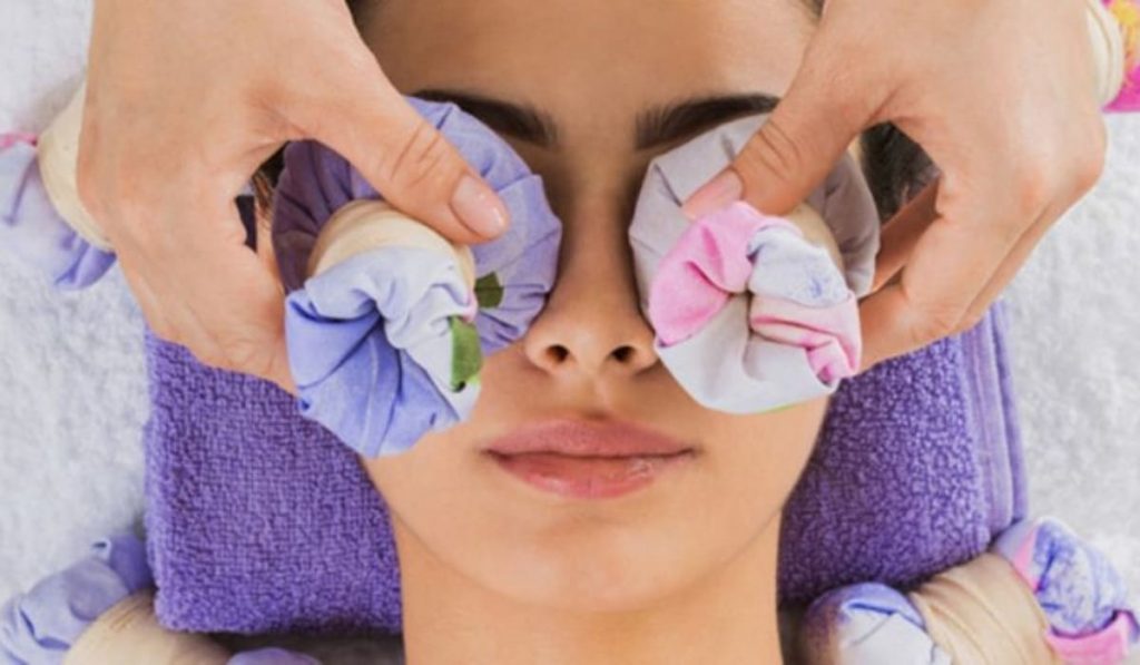Chườm lạnh giúp giảm sưng, dịu đau và hạn chế viêm mí mắt hiệu quả tại nhà