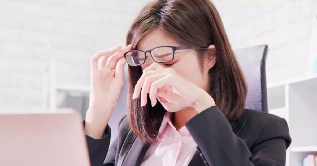 Đeo kính bị lệch tâm mắt cũng có thể làm bạn đi nhức mỏi mắt