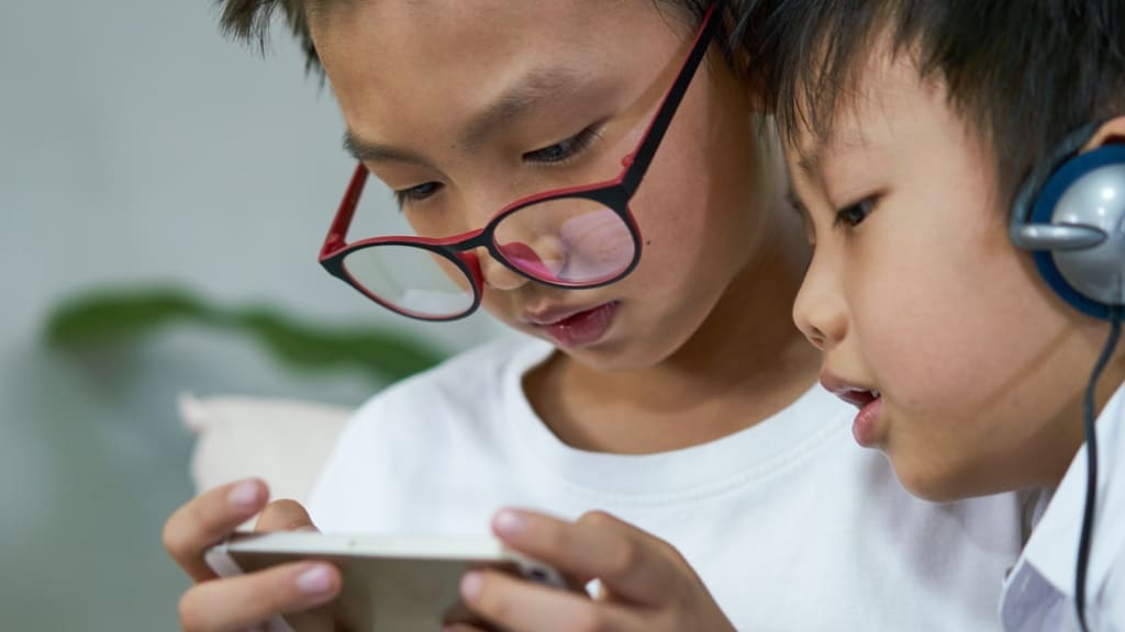 Đeo kính cao hơn độ cận có thể gây nhược thị ở trẻ