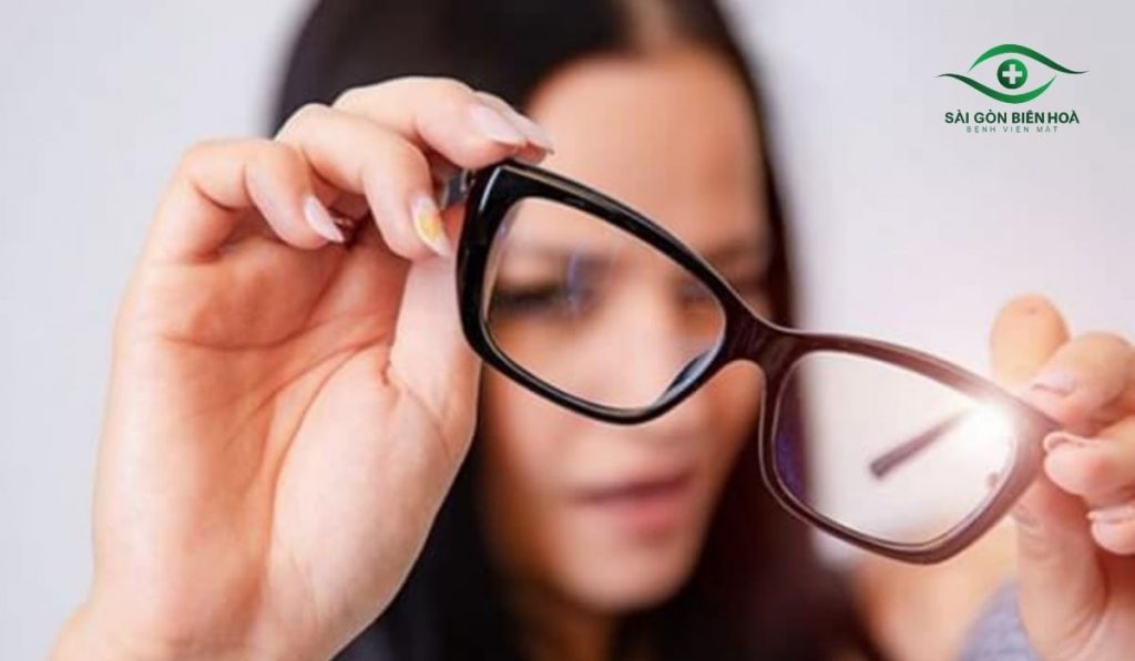 Đeo kính giúp cải thiện tầm nhìn an toàn, chi phí linh hoạt, dễ thay đổi khi độ khúc xạ biến động
