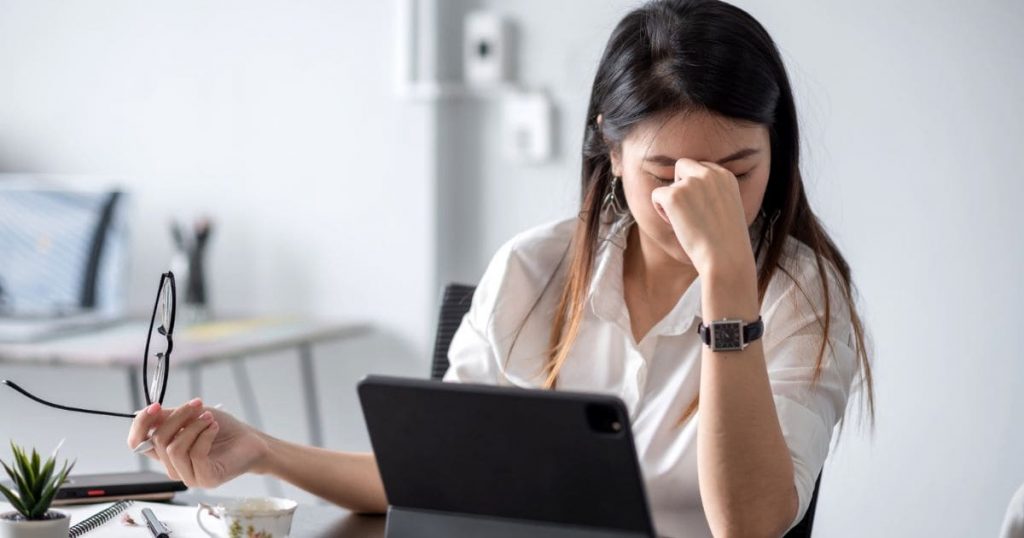 Đeo kính không phù hợp trong thời gian dài có thể khiến năng suất làm việc giảm sút