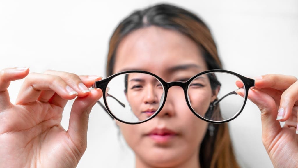 Đeo kính lệch độ là sai lầm thường gặp ở người cận thị