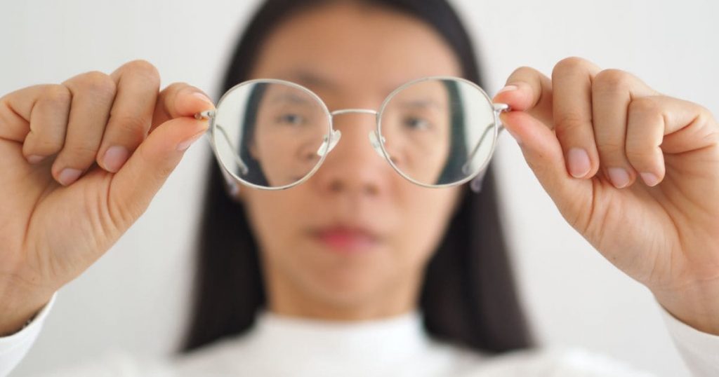 Đeo kính sai cách có thể khiến mắt bạn giống như bị sụp mí