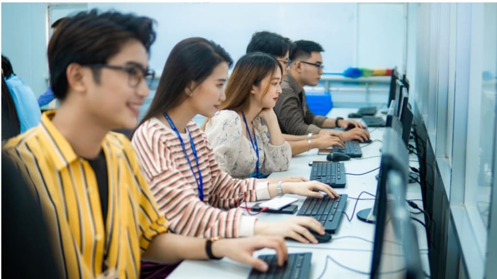 Dù cận nhẹ, bạn vẫn nên đeo kính nếu mắt bị căng cứng, nhoè đau khi nhìn màn hình