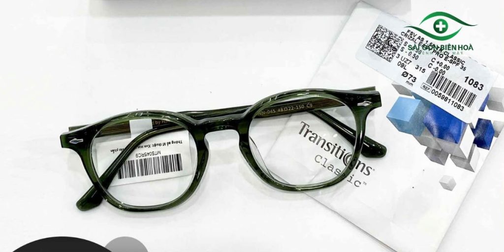 Giá của kính cận 1.5 độ thay đổi bởi các yếu tố chất liệu, thương hiệu và tính năng