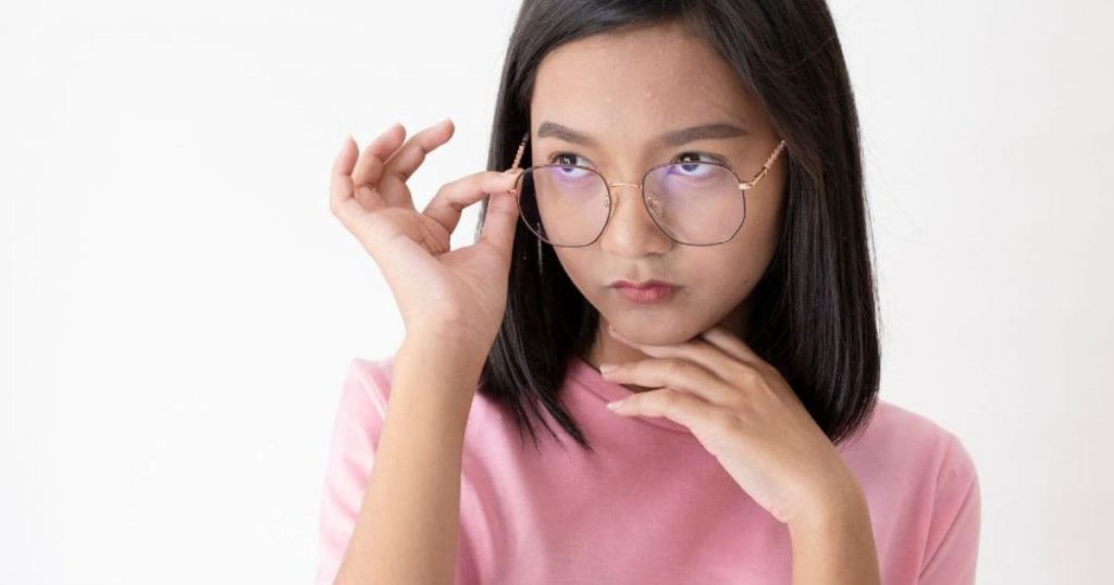 Gọng kính quá rộng không ôm mặt cũng có thể khiến hình ảnh bị méo