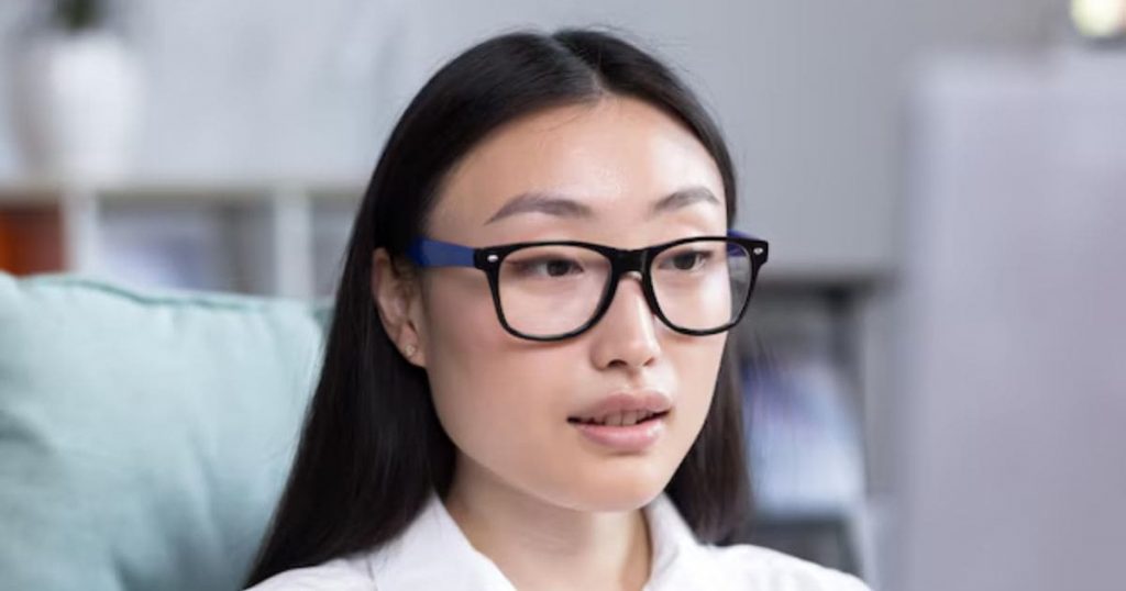 Hãy đeo kính theo hướng dẫn của bác sĩ chuyên khoa
