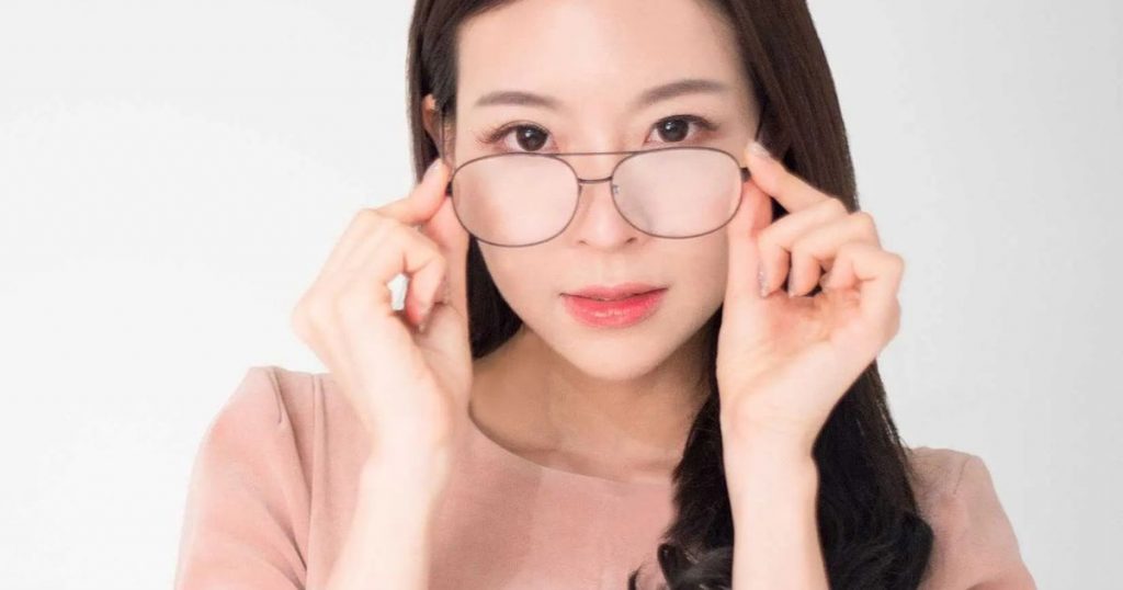 Đeo kính cũ lâu ngày có thể cũng khiến tầm nhìn bị mờ đi