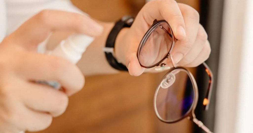 Hãy lau kính thường xuyên để tránh kính bị trầy xước và cảm giác nhức mỏi mắt khi đeo