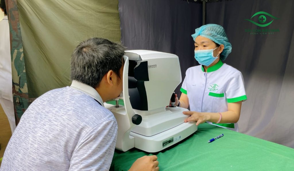 Khám mắt định kỳ và bảo vệ mắt khi dùng thiết bị điện tử giúp giảm nguy cơ xuất hiện bóng mờ