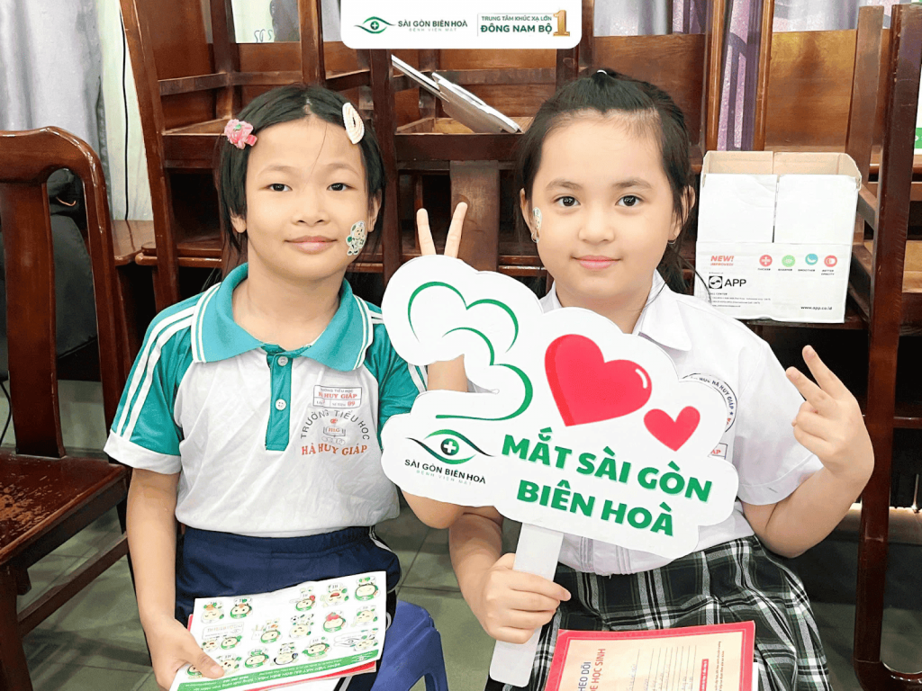 Khám sức khỏe định kỳ giúp phát hiện sớm các vấn đề về mắt và sức khỏe tổng quát của học sinh