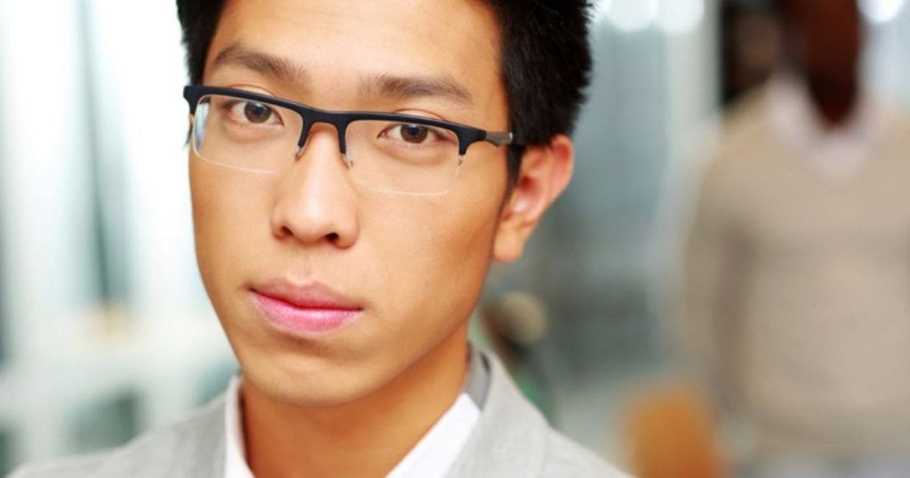 Khi bị cận, bạn cần đeo kính để hỗ trợ cải thiện thị lực