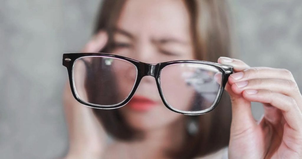 Khi mới đeo kính cận bạn có thể cảm thấy hơi nhức đầu