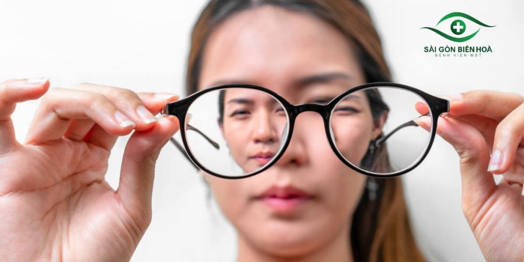 Không đeo kính làm giảm tầm nhìn của người cận thị