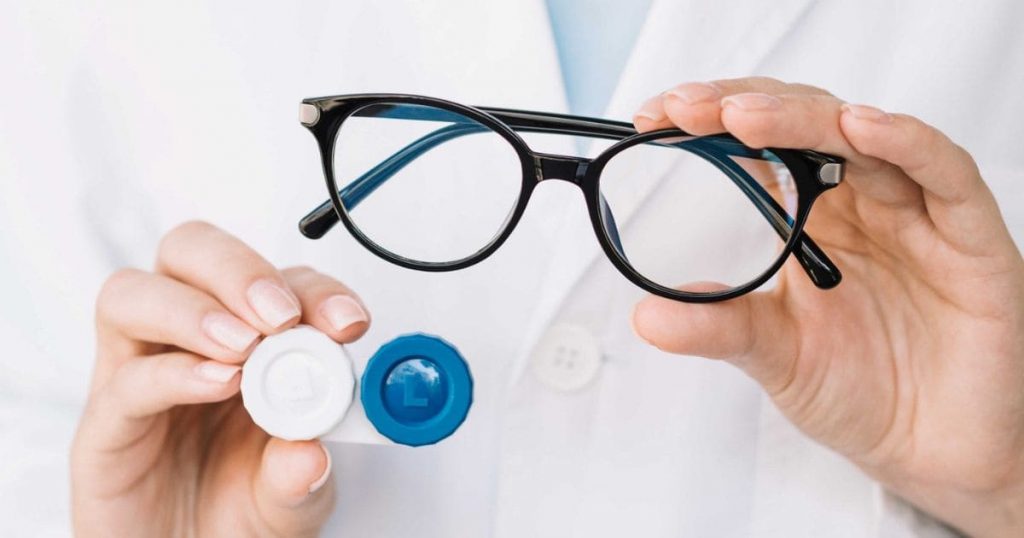 Kính áp tròng và kính gọng là hai loại kính khác nhau