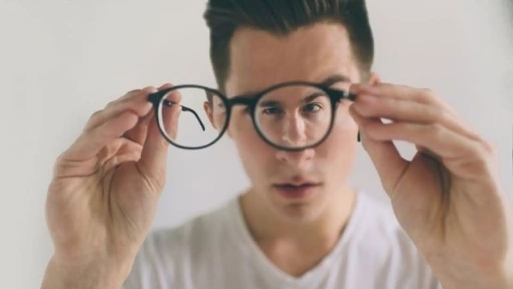 Kính cận an toàn cho mắt nhạy cảm, nhưng bất tiện khi vận động
