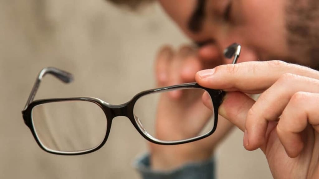 Kính cận sử dụng thấu kính phân kì để cải thiện khả năng nhìn xa của mắt